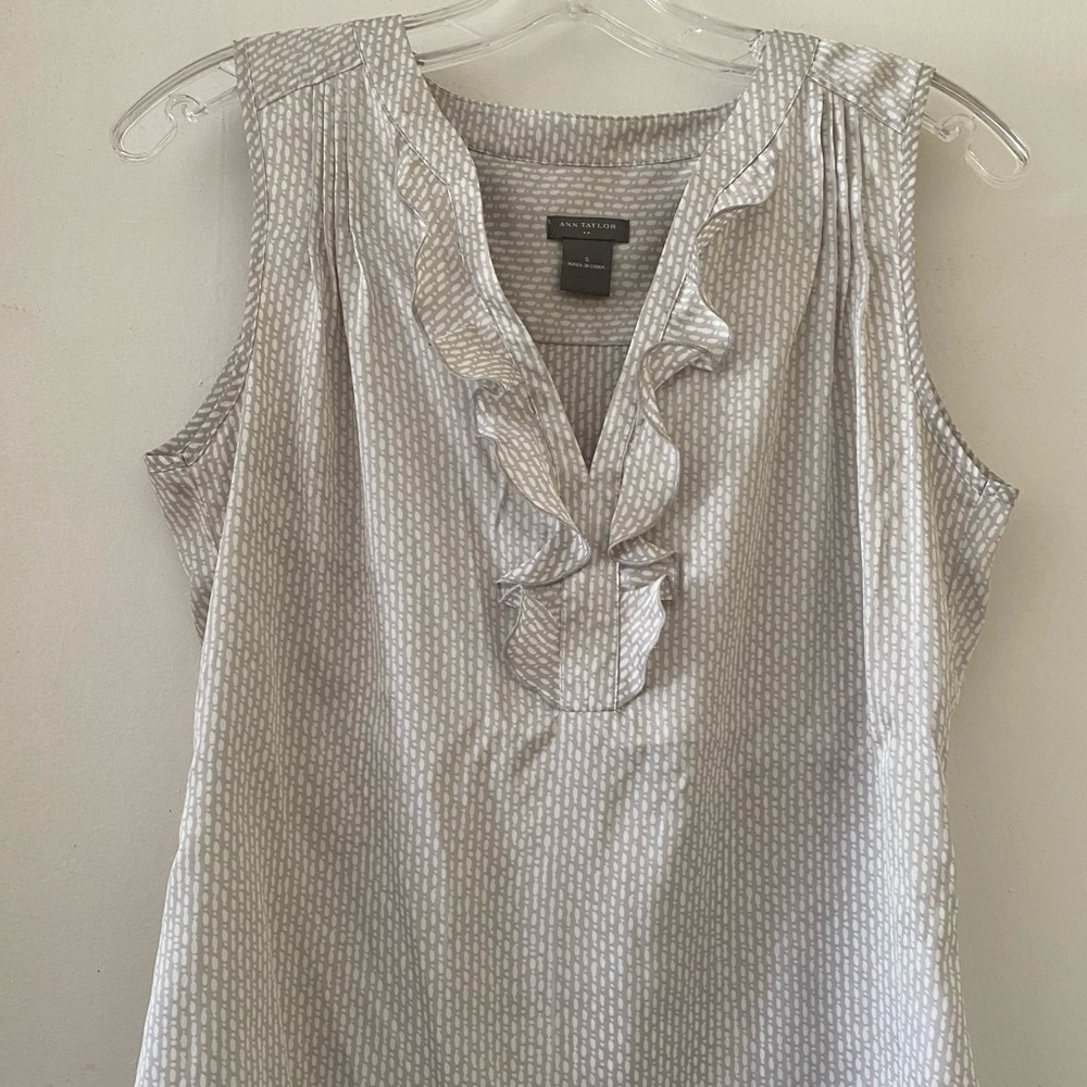 Silky white / gray top
